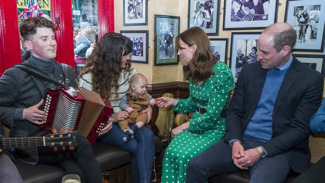 The royal couple enjoy an Irish trad session in Tig Cóilí pub