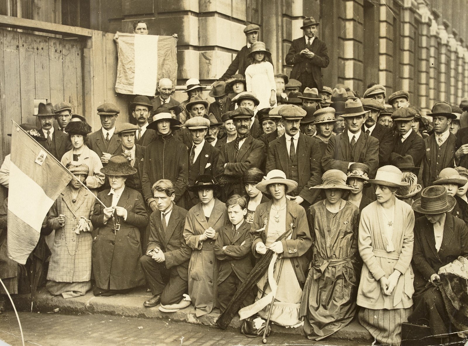 Republican prayer vigil at Downing Street, London, as Éamon de Valera and David Lloyd George meet to discuss paths to peace in Ireland.  14.07.1921  Photo: National Library of Ireland NLI HOG1