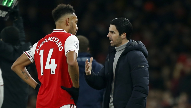 Mikel Arteta (R) speaks with Pierre-Emerick Aubameyang (L)