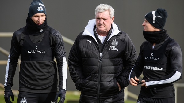 Steve Bruce (C) speaks with Matt Ritchie (R) and Jonjo Shelvey (L)