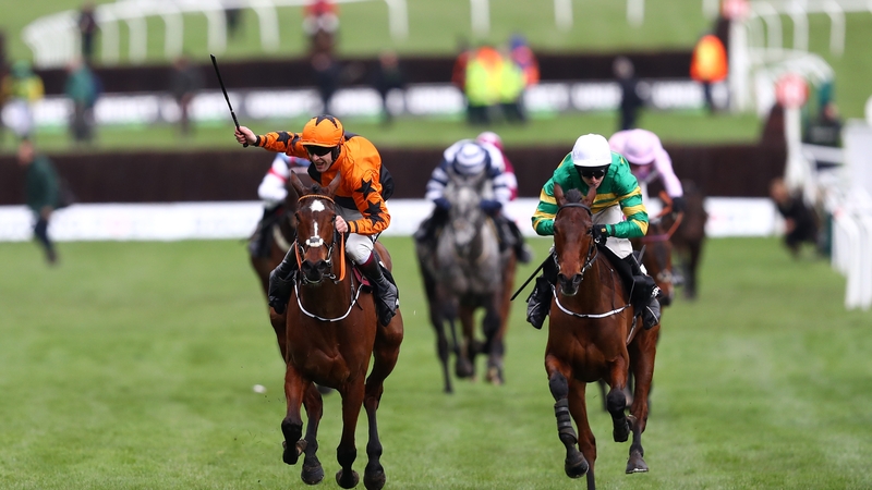 Put The Kettle On held on after a poor jump from Fakir D'oudairies