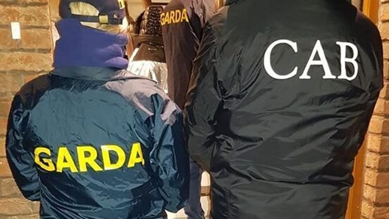 Dhíol Biúró um Shócmhainní Coiriúla an Gharda Síochána 20 áit chónaithe anuraidh