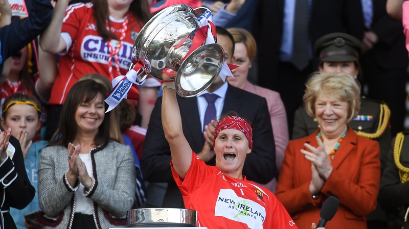 Aoife Murray lifts the O'Duffy Cup in 2018