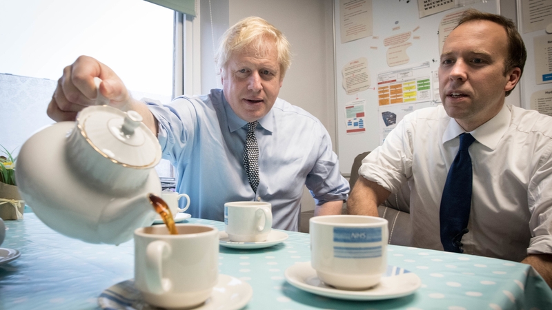 An coróinvíreas ar Phríomh-Aire na Breataine Boris Johnson agus ar Rúnaí Sláinte na Breataine Matt Hancock