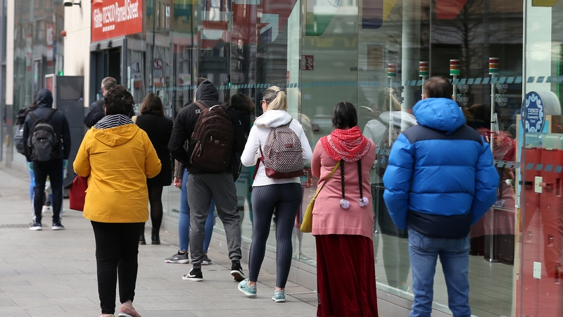 In its most optimistic scenario, Davy now predicts a contraction of 6% this quarter