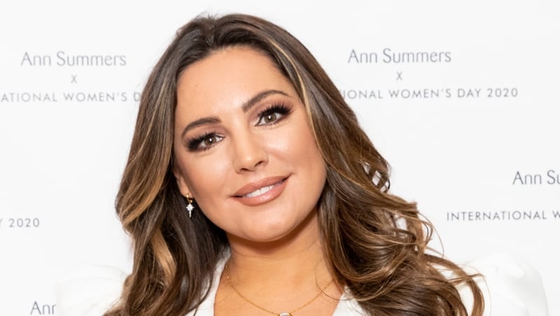 Kelly Brook bakes up a storm