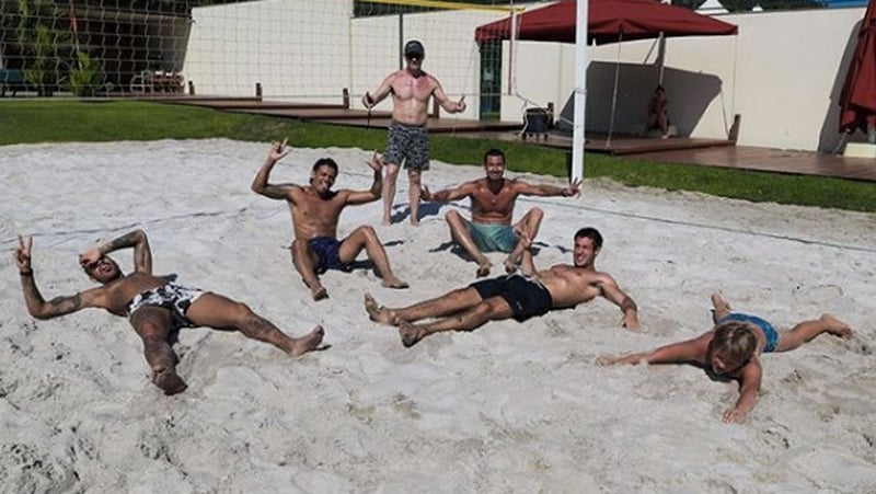 Neymar (L) says all those in the picture are quarantining with him