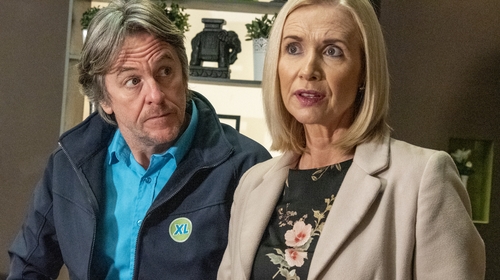 Vince discovers Caitríona sold her phone to Nathan