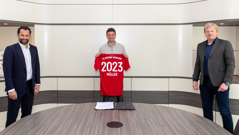 (L-R) Bayern Munich sporting director Hasan Salihamidzic, Thomas Muller and executive board member Oliver Kahn
