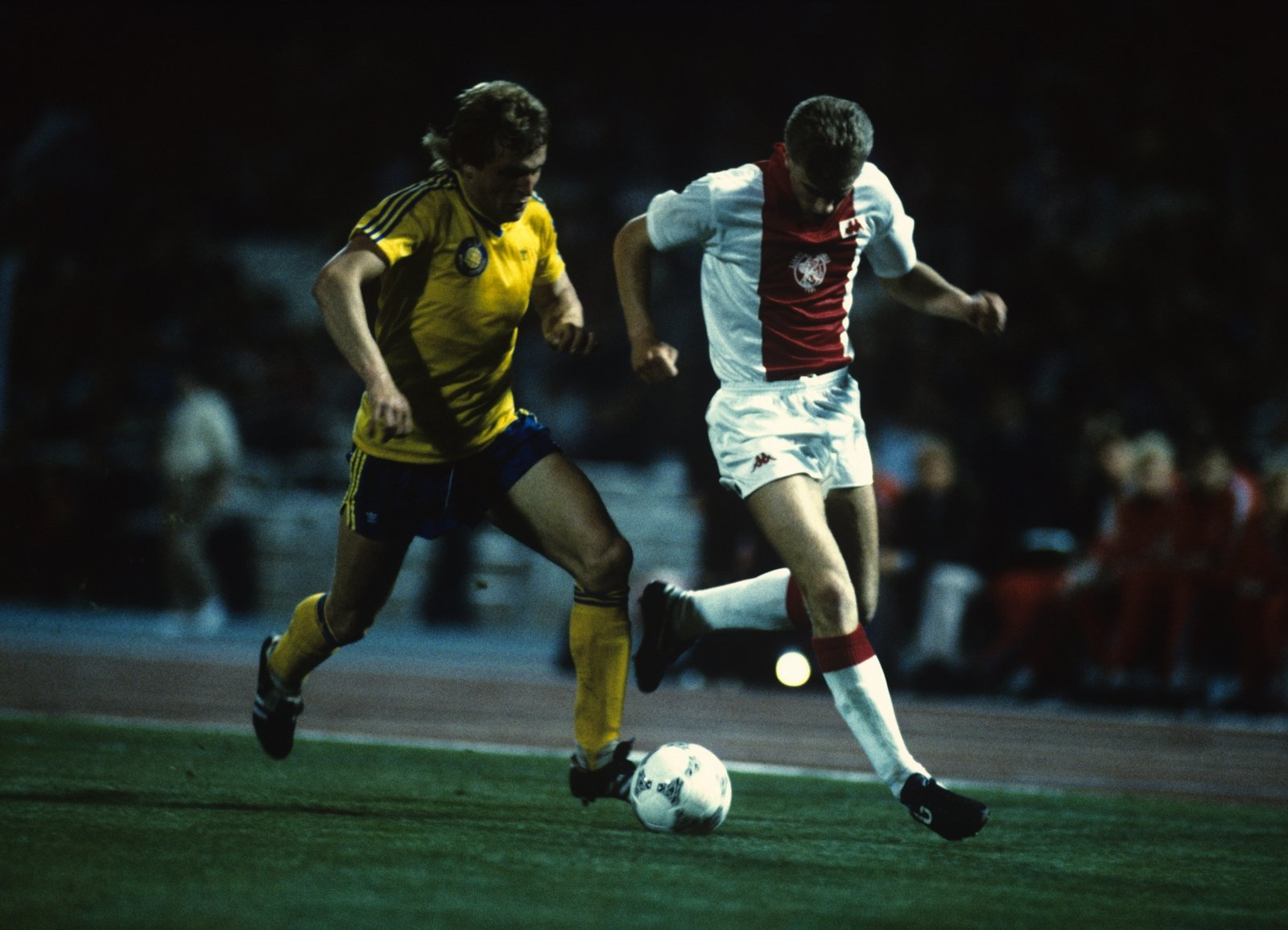 Dennis Bergkamp of Ajax (R) during the Europa Cup 2 final against 1. Lokomotive Leipzig on May 13, 1