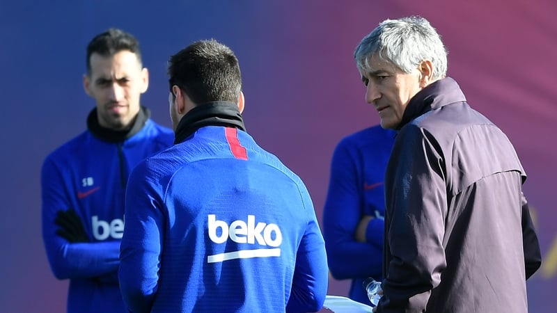 Quique Setien (R), looks at Barcelona captain Lionel Messi besidemidfielder Sergio Busquets (L)