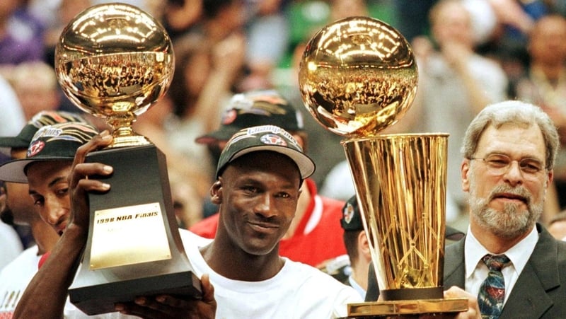 Jprdan and Phil Jackson (R) knew 1997-98 would be their final season at the Bulls