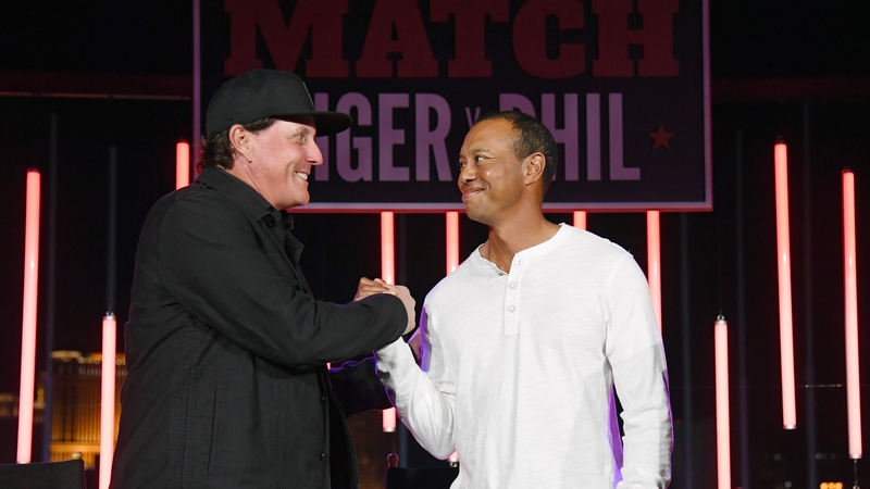 Phil Mickelson (L) and Tiger Woods