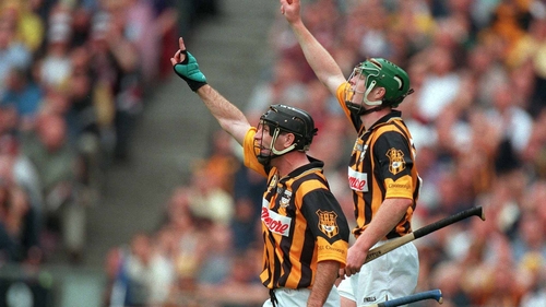 DJ Carey (l) and and Henry Shefflin appeal for a 65 during the 2000 All-Ireland semi-final against Galway