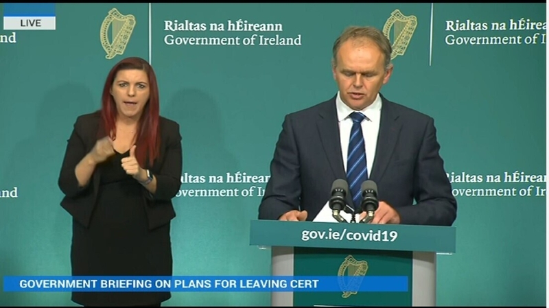 An tAire Oideachais agus Eolaíochta Joe McHugh ag fógairt go bhfuil scrúduithe na hArdteistiméireachta 2020 ar ceal agus go bhfuil marcanna tuartha le bronnadh ar dhaltaí óna scoileanna féin