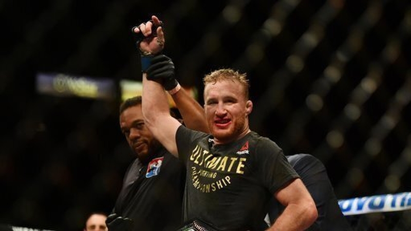 Dana White puts the championship belt on Justin Gaethje