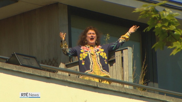 Opera singer entertains from Dublin balcony during Covid-19