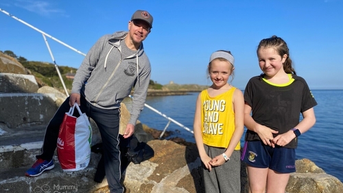 Matt Damon with Jessica Berry (9) and Ashleigh Berry (11). Image: @mummycooks