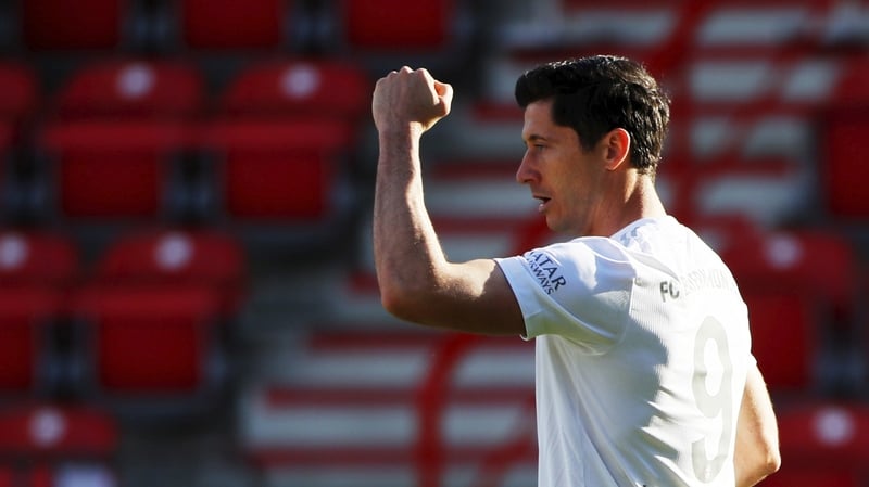 Lewandowski celebrates Munich's opener at the Stadion An der Alten Försterei
