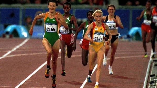 Sonia O'Sullivan (L) in the home straight with Gabriela Szabo (R)