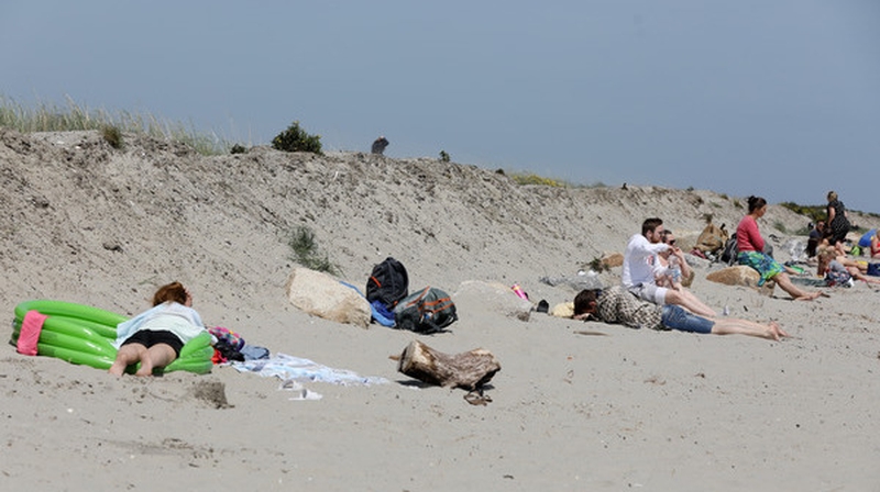 People enjoying the good weather on Dollymount Strand in Dublin (pic: Rollingnews.ie)