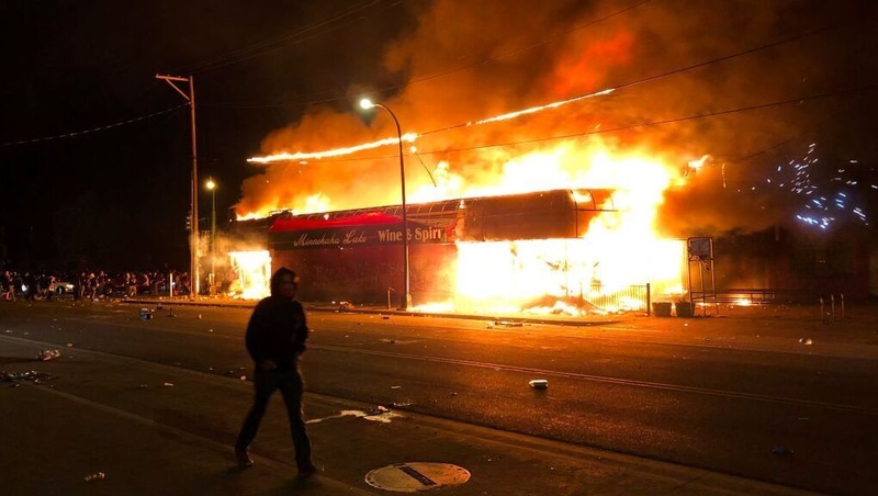 Círéibeacha i Minneapolis don tríú hoíche as a chéile