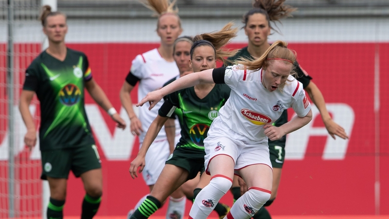 Amber Barrett (front, r) challenged by Wolfsburg's Joelle Wedemeyer (l)