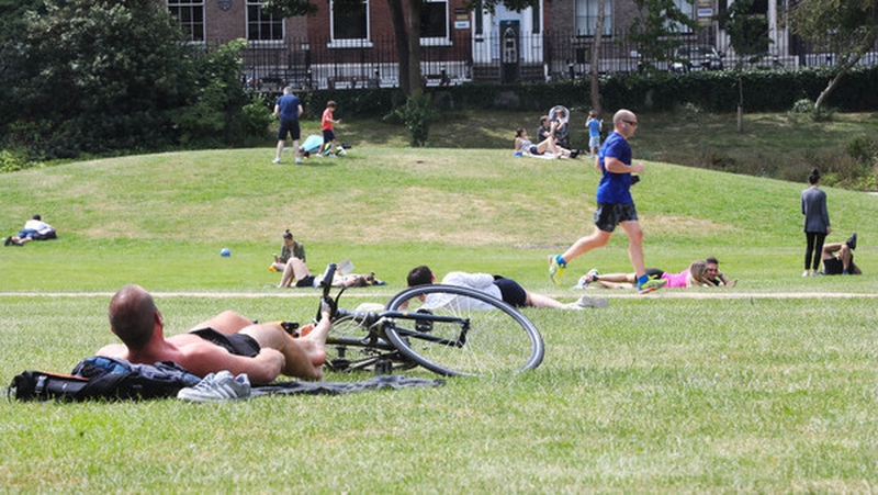 Making the most of the sunshine in Merrion Square, Dublin today (Pic: Rollingnews.ie)
