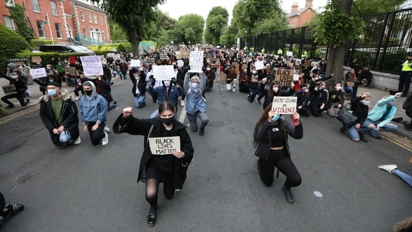 Protesters take to their knees outside the US Embassy in Dublin (Pic: RollingNews.ie)