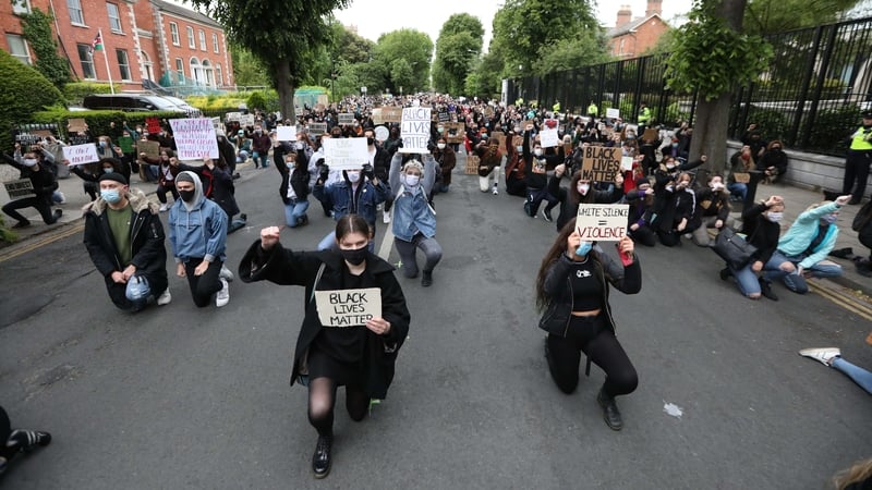 Protesters take to their knees outside the US Embassy in Dublin (Pic: RollingNews.ie)