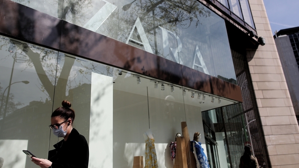 Fashion retailer Inditex, which owns Zara, has reported a 14% fall in sales in the three months from August to October