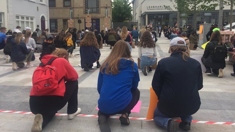 Most in the crowd, mainly composed of young people, worse face masks and social distancing guidelines were observed