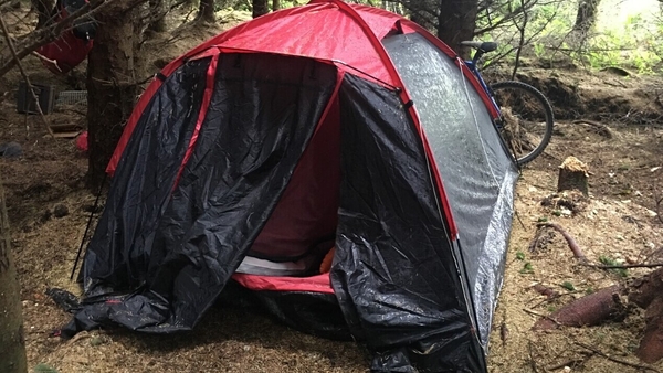 Puball fágtha i gcoill phríobháideach i gCorca Dhuibhne