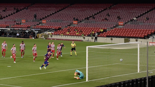 Lionel Messi scores from the spot