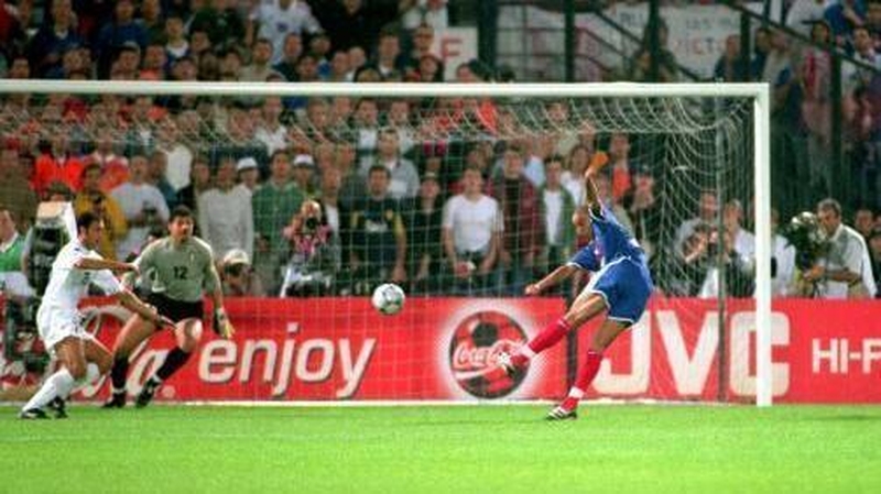 David Trezeguet fires home the winning goal