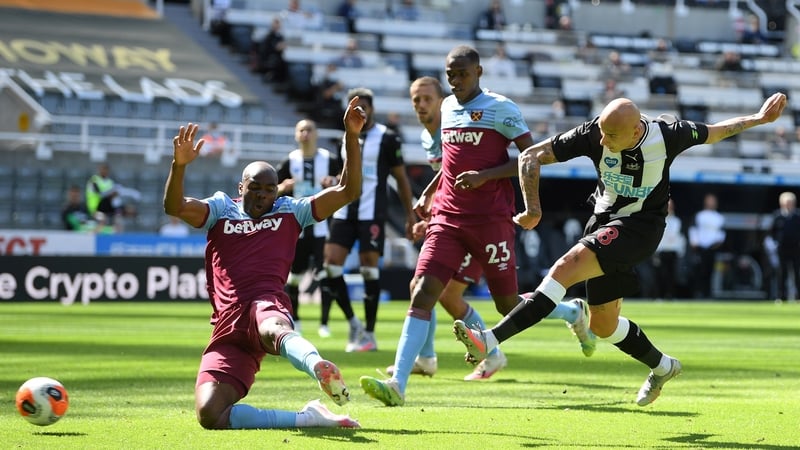 Jonjo Shelvey (R) fired in the Magpies equaliser