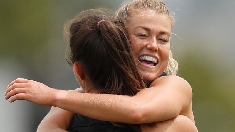 Sarah Rowe (r) in action for Collingwood