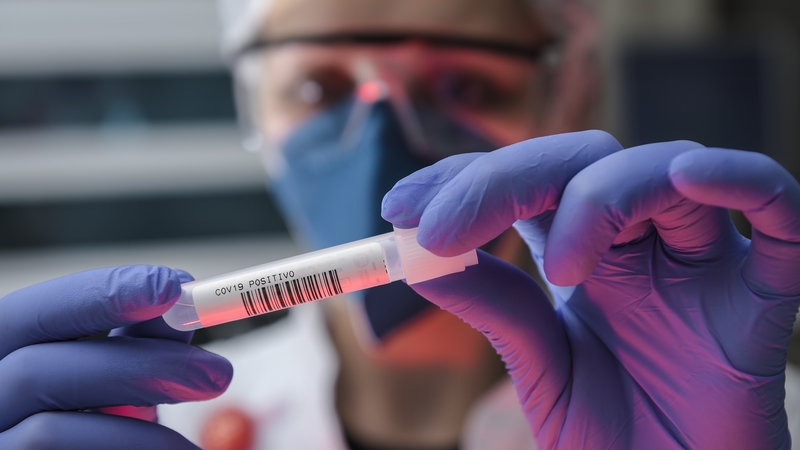 Uimhir atáirgthe an choróinvíris os cionn 0.6 agus faoi bhun 1