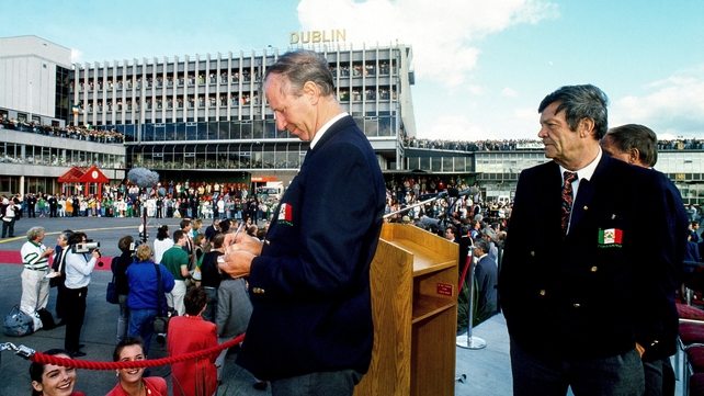 1 July 1990: Arriving back into Dublin airport, rather overshadowing the visit of Nelson Mandela