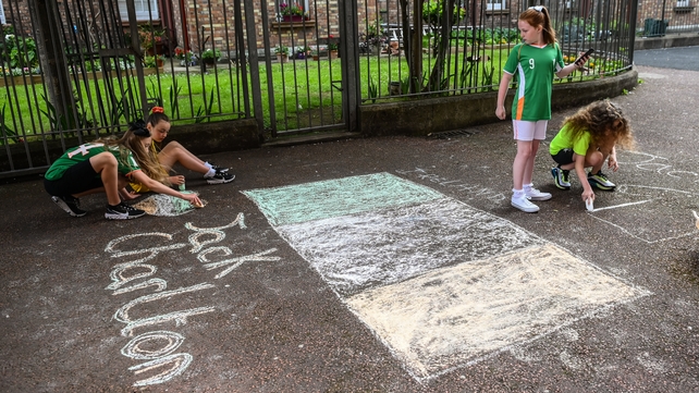 Young residents from Kevin Street pay their own tribute to Charlton on the footpath