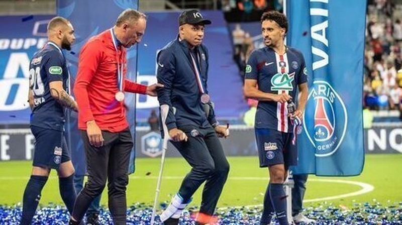 Kylian Mbappe leaves the Stade de France on crutches