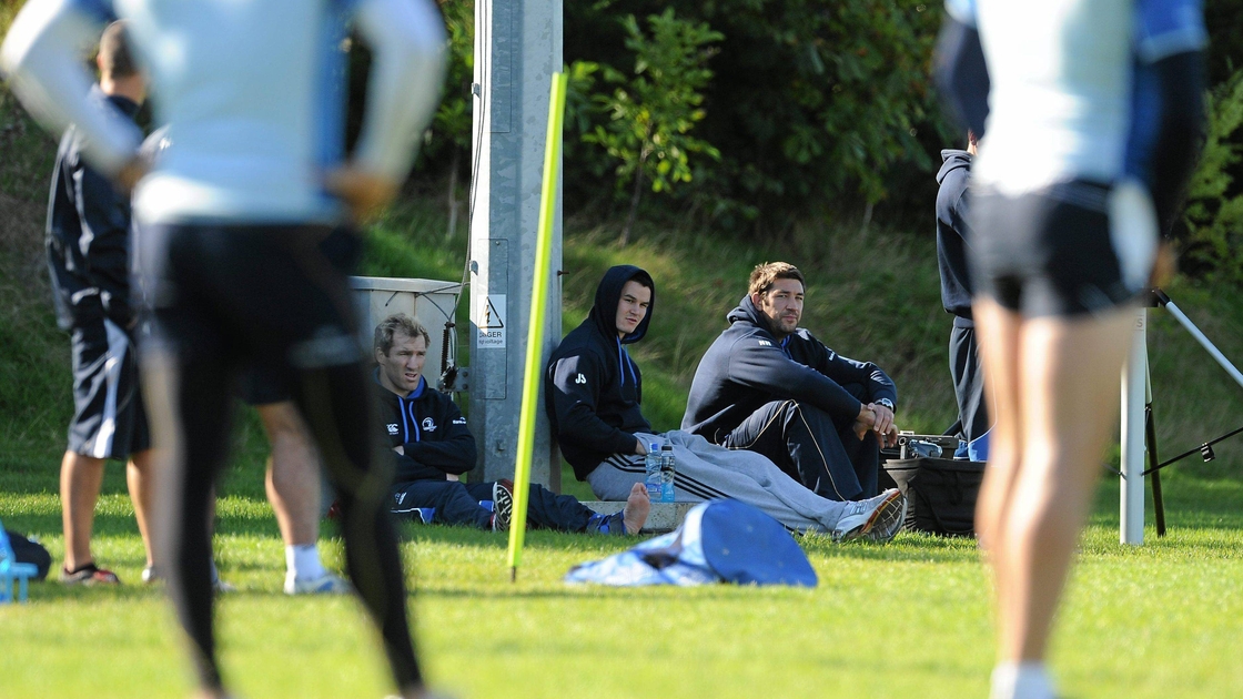 Shaun Berne, Jonathan Sexton and Nathan Hines watch on during a 2010 training session