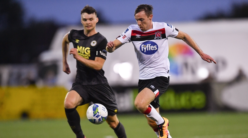 David McMillan of Dundalk in action against Luke McNally of St Patrick's Athletic