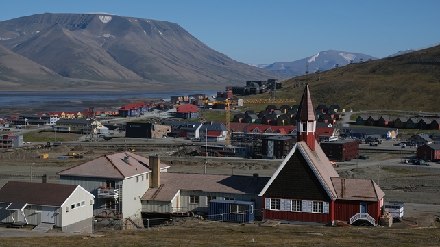 However, the downside to the heatwave can be seen in the lack of snow on the mountains in the Svalbard archipelago in northern Norway