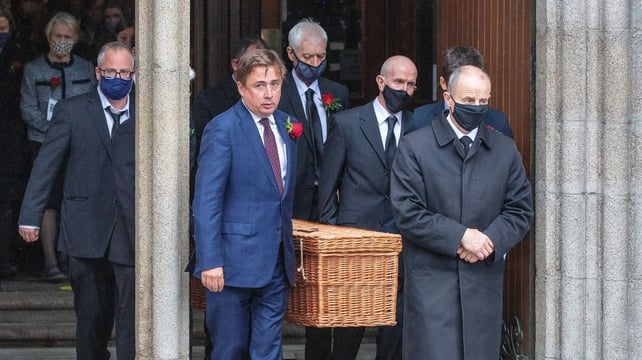 John Hume Junior (C) helps carry his father's coffin