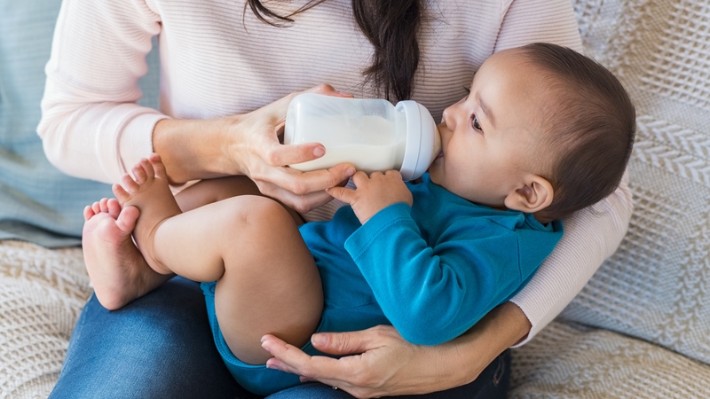 Are you having trouble moving your baby from breast to bottle?