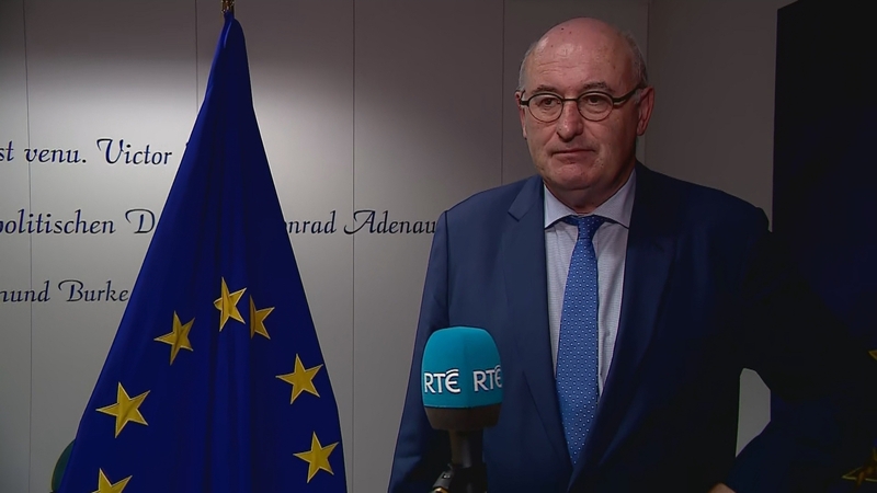 Phil Hogan ag labhairt le Tony Connelly ó RTÉ sa Bhruiséil anocht