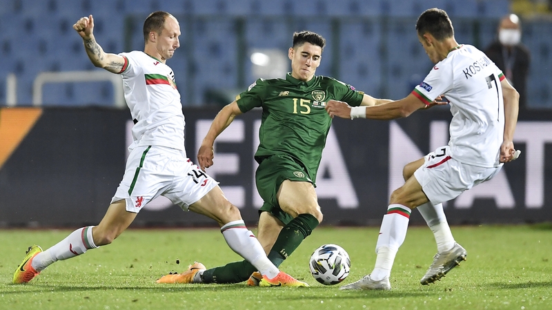 Callum O'Dowda (C) is tackled by Anton Nedyalkov (L) and Georgi Kostadinov of Bulgaria