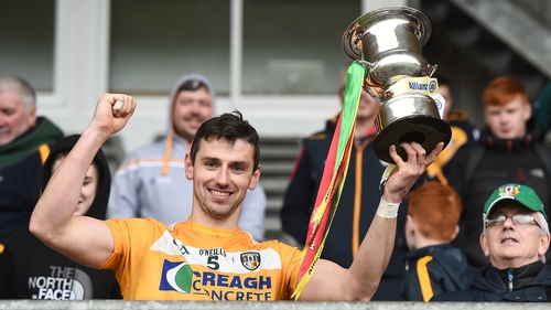 Simon McCrory lifting the Division 2a trophy