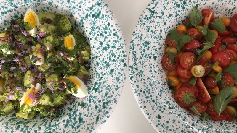 This is a vibrant salad that can accompany meat, fish or poultry.